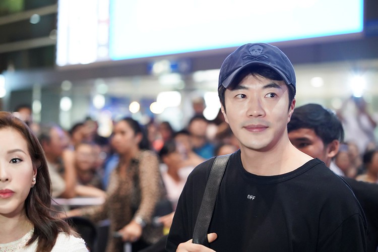Kwon Sang Woo đẹp trai ngời ngời khi đến Việt Nam