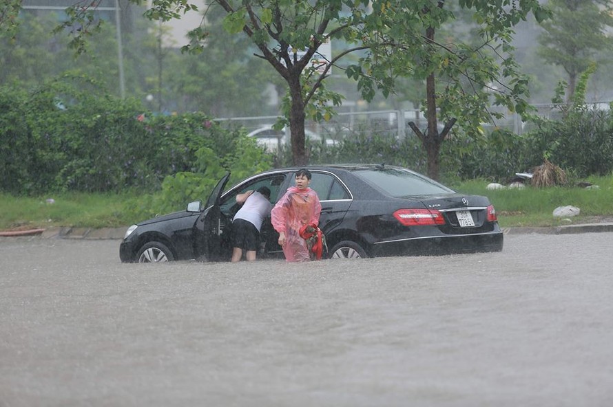 Mưa lớn gây ngập nhiều nơi tại Hà Nội sáng nay
