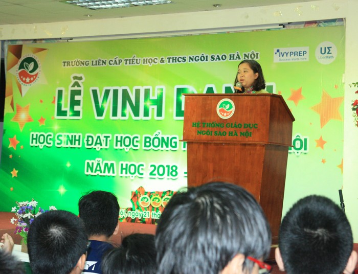 Cô giáo Nguyễn Thị Vân Trang - Hiệu trưởng nhà trường phát biểu