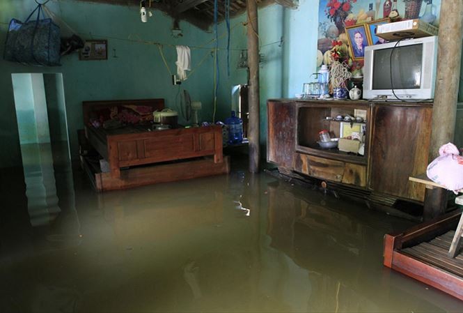 Bên trong một căn nhà bị ngập nước ở thôn Bùi Xá (Xuân Mai, Chương Mỹ, Hà Nội).