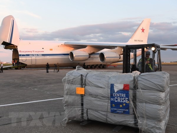 Xếp hàng viện trợ lên máy bay vận tải Antonov An-124 của Nga tại sân bay Chateauroux, Pháp để chuyển tới Syria ngày 20/7. (Ảnh: AFP/TTXVN)