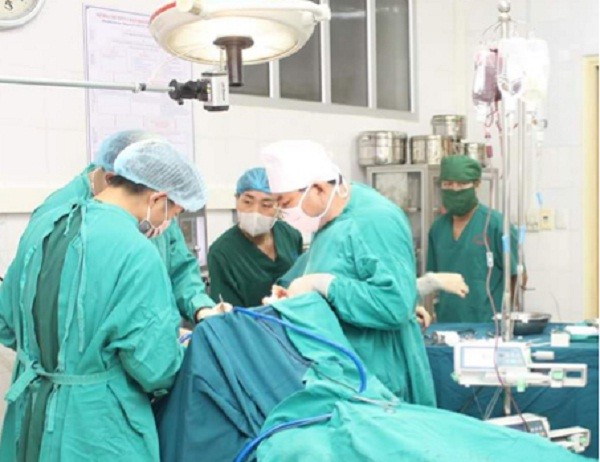 Các bác sĩ BVĐK tỉnh Điện Biên đang mổ cho bệnh nhân.