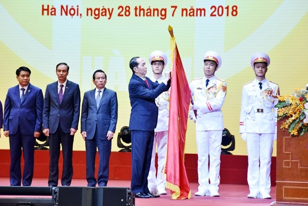 Chủ tịch nước Trần Đại Quang trao Huân chương Độc lập hạng Nhất cho TP. Hà Nội. Ảnh: VGP/Thuỳ Linh