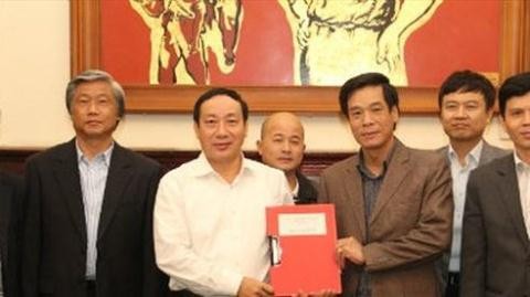 Ông Đinh Ngọc Hệ, biệt danh "Út trọc" (đứng giữa, hàng sau), tại lễ ký kết hợp đồng dự án đầu tư xây dựng cầu Việt Trì mới theo hình thức BOT.