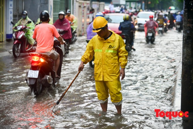 Công nhân thoát nước sớm có mặt kịp thời để khắc phục hậu quả, tuy nhiên do mưa lớn lượng nước nhiều nên tuyến đường vẫn bị ngập dài.