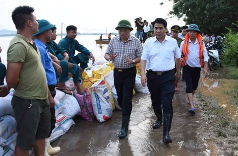 Chủ tịch UBND TP Hà Nội Nguyễn Đức Chung kiểm tra tình hình ngập lụt tại khu vực đê tả sông Bùi huyện Chương Mỹ