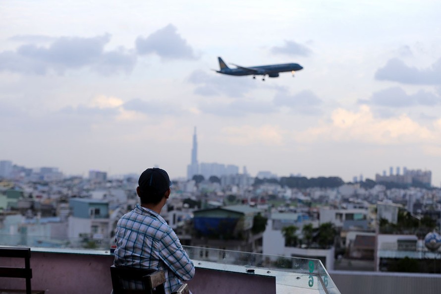 Người Sài Gòn ‘lên trời’ uống cà phê, ngắm máy bay