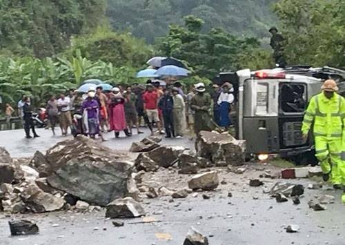 Đang đi trên đường, ô tô 16 chỗ bị đá trên núi rơi trúng, nhiều người bị thương