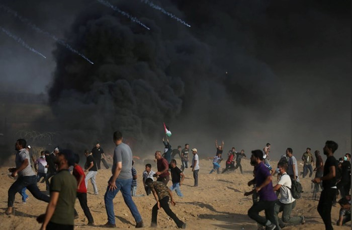 Quân đội Israel bắn đạn hơi cay vào người biểu tình Palestin tại biên giới Israel-Gaza ngày 3-8
