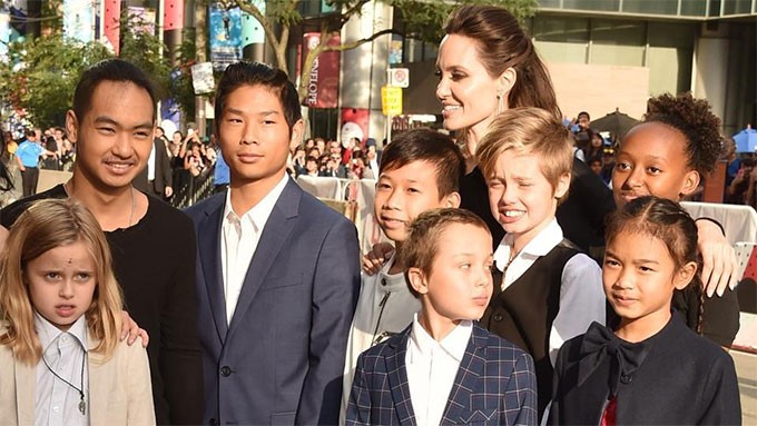 Angelina bên các con trong một sự kiện.