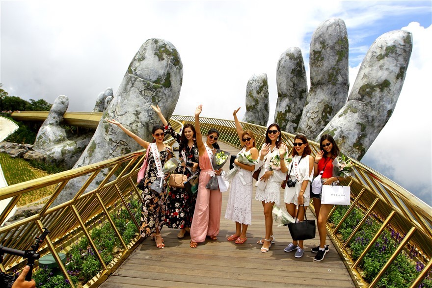 Lần đầu tới Việt Nam, đoàn hoa hậu thế giới mê mẩn trước Cầu Vàng 
