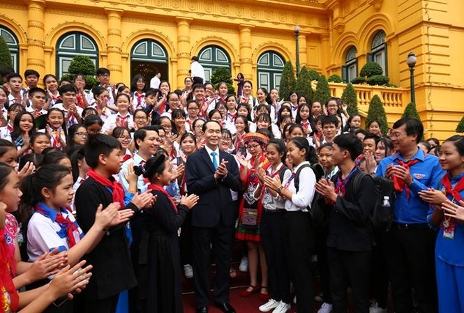 Chủ tịch nước Trần Đại Quang gặp 200 đại biểu thiếu nhi tham gia Liên hoan Chỉ huy đội giỏi toàn quốc năm 2018. Ảnh: Bảo Anh