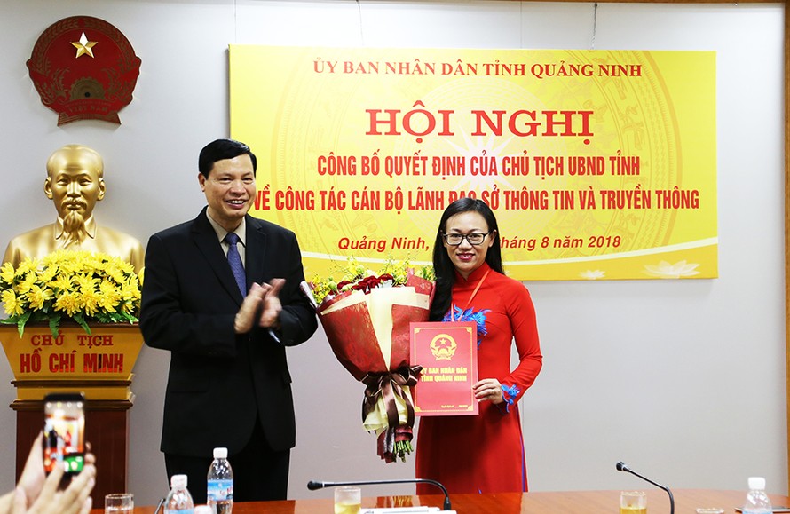 Phó Bí thư Tỉnh ủy, Chủ tịch UBND tỉnh Nguyễn Đức Long trao Quyết định bổ nhiệm chức danh Giám đốc Sở Thông tin và Truyền thông cho đồng chí Lê Ngọc Hân.