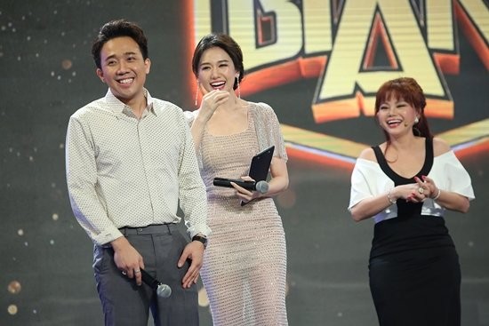 Cặp đôi Trấn Thành - Hari Won tiếp tục gây nhiều tiếng cười cho khán giả khi dẫn chương trình.
