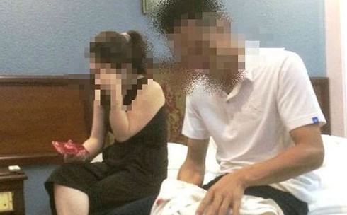 Anh Hùng và chị P bị chồng bắt quả tang đang ở chung trong phòng nghỉ.
