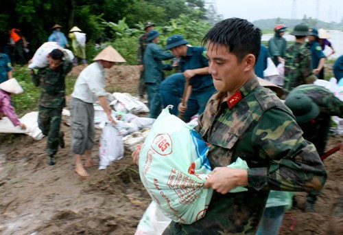 Bộ đội giúp dân ngăn nước sông Nhuệ tràn bờ ở Hà Nội năm 2013. Ảnh: Bá Đô.