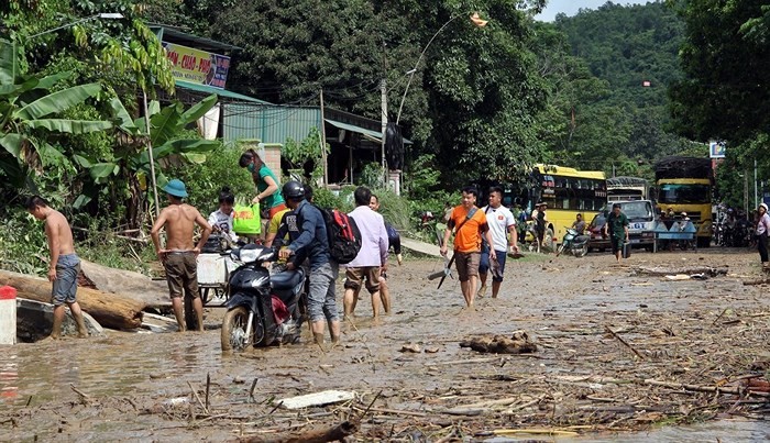 Nhiều tuyến đường trên địa bàn Nghệ An ngập bùn sau ngập lụt ảnh hưởng của bão số 4