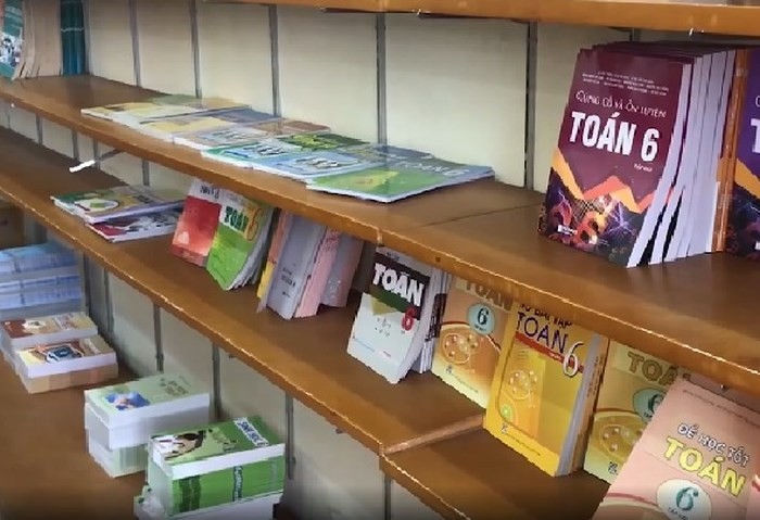 Nhiều kệ sách giáo khoa, sách tham khảo trống rỗng ngay đầu năm học mới