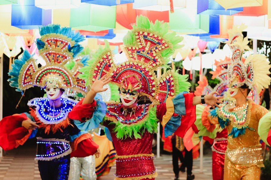 ‘Tuyệt phẩm ánh sáng’ diễu hành Carnival làm ‘nóng’ Lễ hội đèn lồng Sun World Danang Wonders
