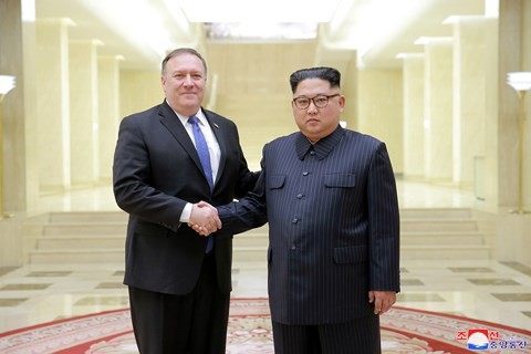 Lãnh đạo Triều Tiên Kim Jong-un bắt tay Ngoại trưởng Mỹ Mike Pompeo.