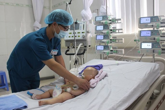 Bệnh nhi đang được chăm sóc điều trị tại Bệnh viện Sản Nhi Quảng Ninh.