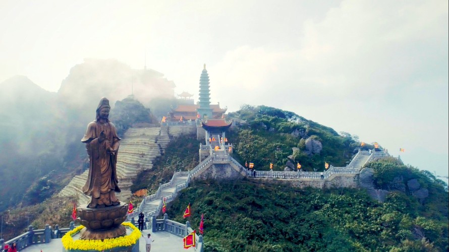 Cận cảnh những nếp chùa Việt đẹp kỳ vĩ trên đỉnh Fansipan và Bà Nà