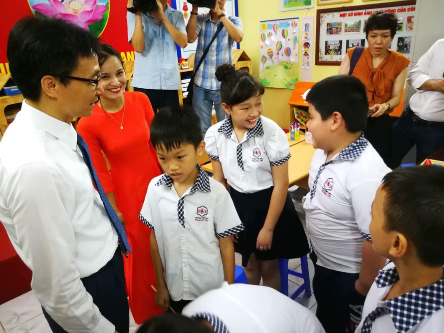 Phó Thủ tướng Vũ Đức Đam ân cần hỏi han học sinh trường Tiểu học Thanh Trì
