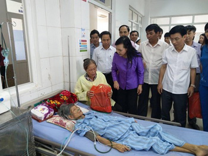 Bộ trưởng tặng quà động viện bệnh nhân đang điều trị tại TTYT huyện Xuân Trường