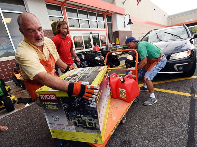 Người dân bang South Carolina mua máy phát điện chuẩn bị đón bão Florence, ngày 10-9. Ảnh: AP