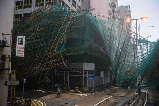 Gió mạnh thổi sập cả giàn giáo một công trình xây dựng ở Hong Kong. Nhiều tuyến đường đến sáng 17/9 vẫn còn tê liệt. Ảnh: AFP. 