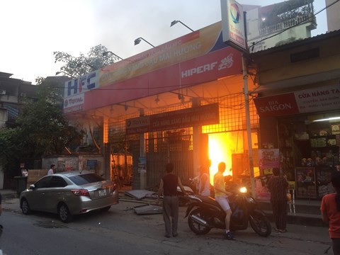 Hà Nội: Cháy cây xăng cũ trên phố Hồng Mai