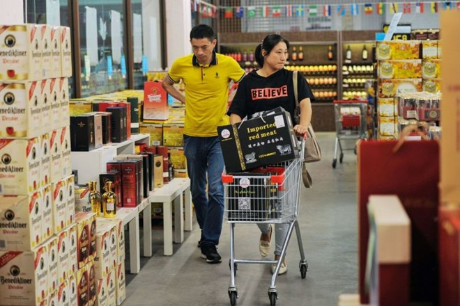 Người tiêu dùng Trung Quốc mua hàng nhập khẩu tại một siêu thị. Ảnh: AFP.