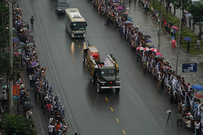Người dân Ninh Bình đội mưa, xếp hàng dài đón linh cữu Chủ tịch nước