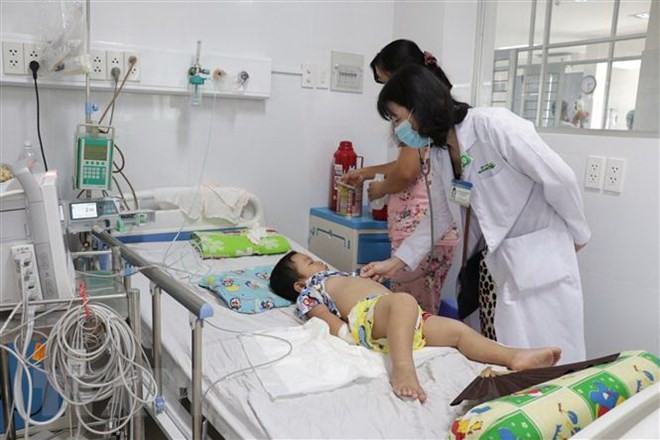 Bác sỹ chăm sóc cho bệnh nhân mắc bệnh tay chân miệng tại tỉnh Bến Tre. (Ảnh: Huỳnh Phúc Hậu/TTXVN)
