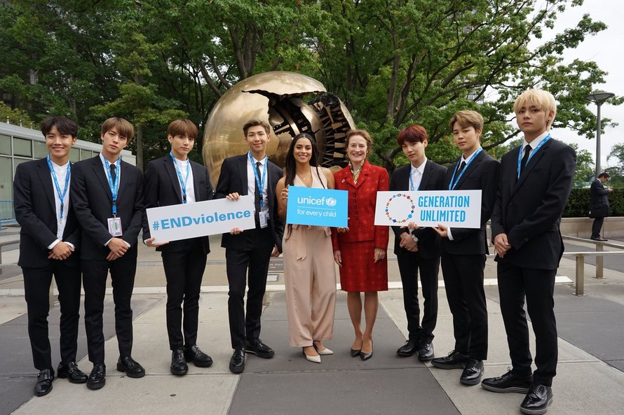 Giám đốc điều hành UNICEF Henrietta Fore cùng các đại sứ Thiện chí của UNICEF: nhóm nhạc BTS và Lilly Singh