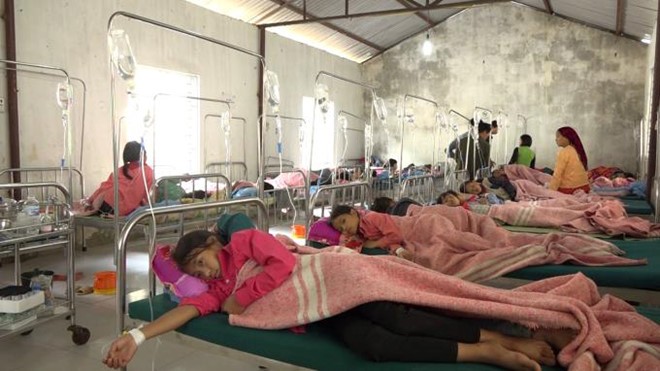150 học sinh tiểu học nhập viện nghi do ngộ độc sau bữa sáng