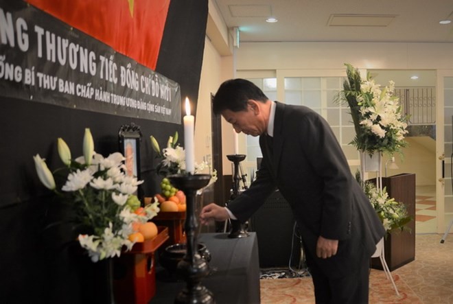 Đại sứ đặc biệt Việt-Nhật Sugi Ryotaro thắp hương viếng nguyên Tổng bí thư Đỗ Mười. (Nguồn: Thành Hữu/TTXVN)