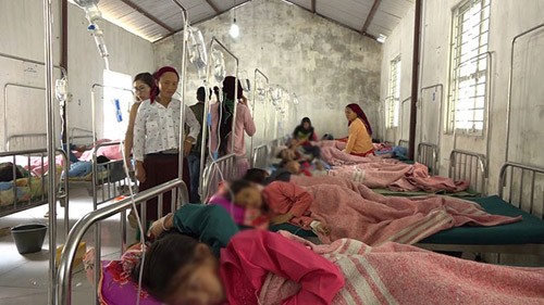 Học sinh Trường Bán trú Tiểu học xã Xín Cái bị ngộ độc thực phẩm đang được điều trị tại Bệnh viện Đa khoa huyện Mèo Vạc, Hà Giang