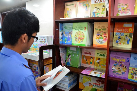 Phụ huynh lựa mua sách giáo khoa cho con tại nhà sách ở TP HCM Ảnh: TẤN THẠNH