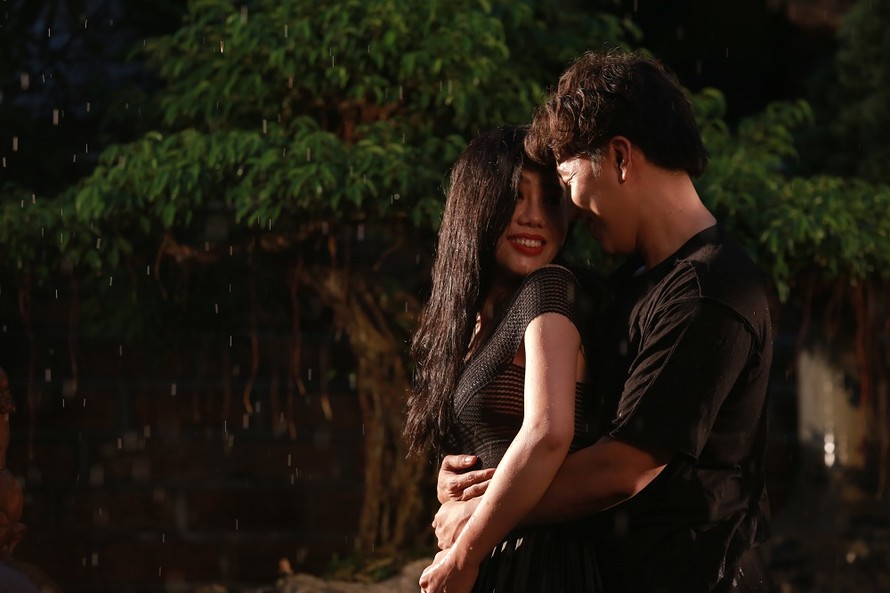 Một cảnh quay lãng mạn trong MV "Nụ cười dưới mưa"