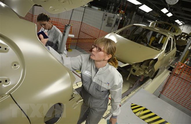 Nữ công nhân làm việc tại một nhà máy sản xuất ôtô. (Nguồn: AFP)