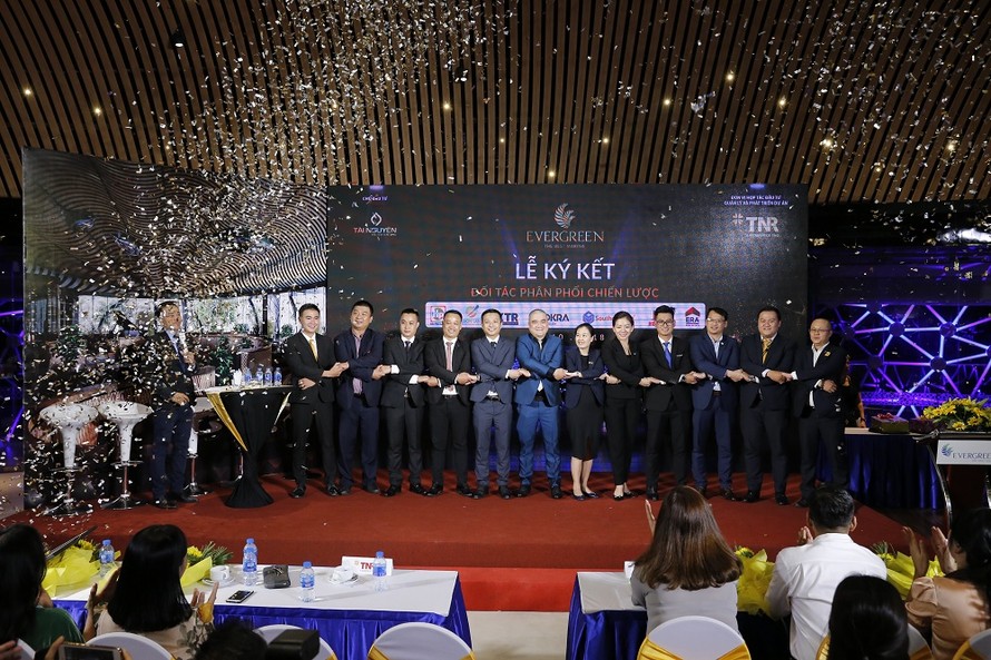 Đại diện lãnh đạo TNR Holdings Việt Nam bắt tay và chụp hình lưu niệm cùng 7 đơn vị phân phối chiến lược dự án EverGreen