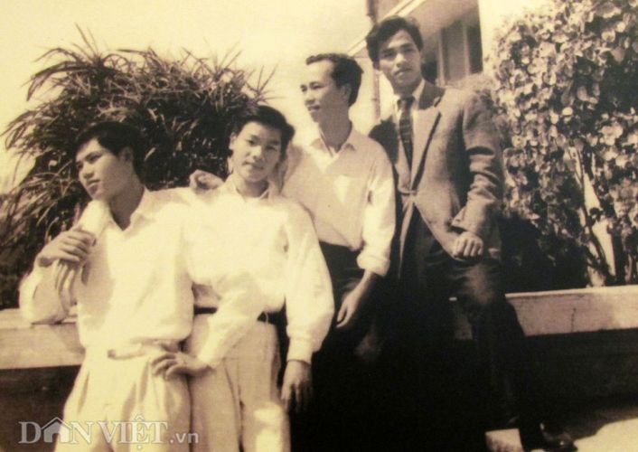 ổng Bí thư, Chủ tịch nước Nguyễn Phú Trọng là cựu sinh viên Khoa Ngữ Văn, Đại học Tổng hợp Hà Nội (người đứng thứ hai từ trái sang, chụp tháng 2.1965 ở ký túc xá Mễ Trì, Hà Nội - ảnh phóng viên chụp lại từ Phòng Truyền thống của Đại học Quốc gia Hà Nội).