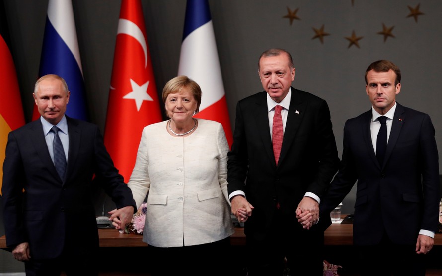 (Từ trái sang) Lãnh đạo Nga, Đức, Thổ Nhĩ Kỳ, Pháp kêu gọi kéo dài ngừng bắn, họp viết lại hiến pháp ở Syria. (Ảnh: Reuters)