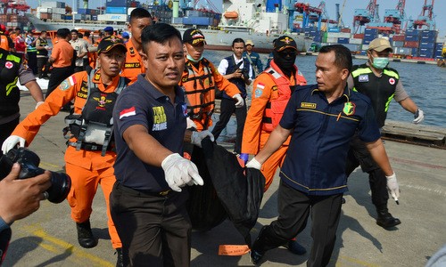 Lực lượng cứu hộ đưa thi thể một nạn nhân vào bờ chiều 29/10. Ảnh: Reuters.