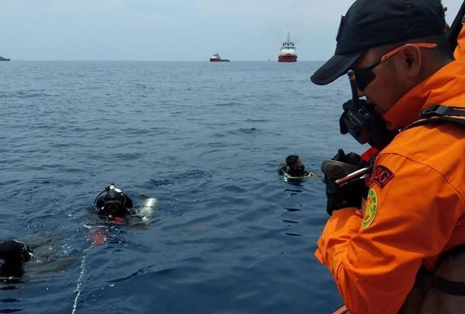 Đã tìm thấy 18 thi thể nạn nhân vụ rơi máy bay tại Indonesia