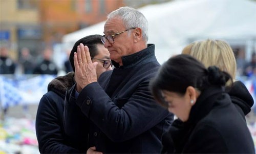 Cựu HLV Ranieri trở lại tưởng nhớ cố Chủ tịch Vichai. Ảnh: Reuters