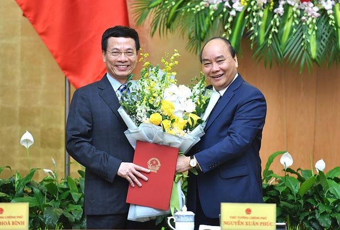 Thủ tướng trao quyết định của Chủ tịch nước về việc bổ nhiệm chức vụ Bộ trưởng Thông tin và Truyền thông đối với ông Nguyễn Mạnh Hùng. Ảnh N.H