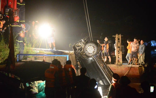 Thông tin bất ngờ vụ ô tô Mercedes lao xuống sông Hồng: Cả hai nạn nhân đều là nữ
