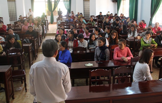 Hàng trăm giáo viên hợp đồng tại huyện Krông Pắk bị mất việc. Ảnh: Minh Lộc.